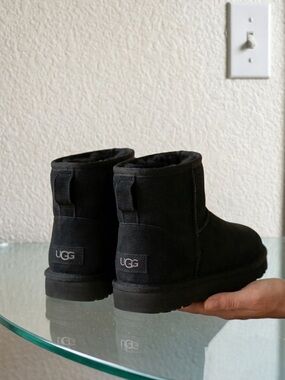 UGG Short Classic Mini Boots in Black